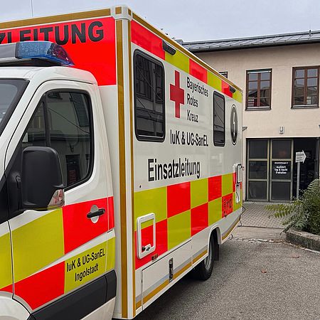 Das Foto zeigt den Einstzleitwagen von IuK und UG SanEL des BRK Ingolstadt vor dem Ingolstädter BRK Haus.