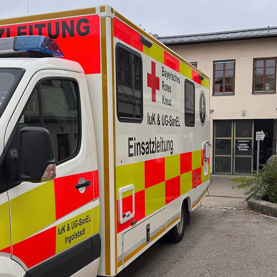 Das Foto zeigt den Einstzleitwagen von IuK und UG SanEL des BRK Ingolstadt vor dem Ingolstädter BRK Haus.