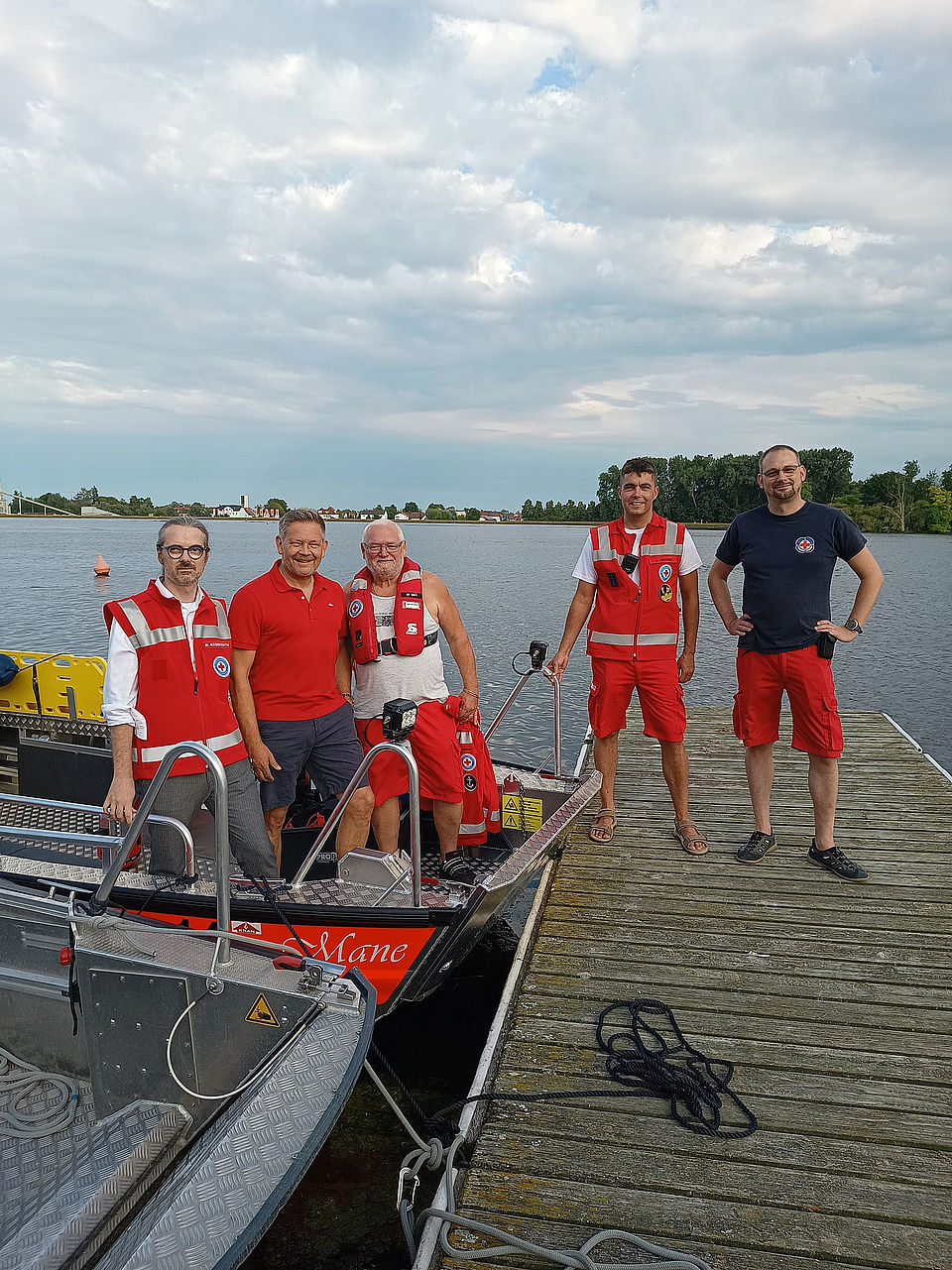 Rettungsboot "Mane" Das Foto zeigt die Inbetriebnahme des neuen Wasserwacht-Rettungsbootes mit 4 BRK-Kräften und dem Vorsitzenden Alfred Grob (MdL)