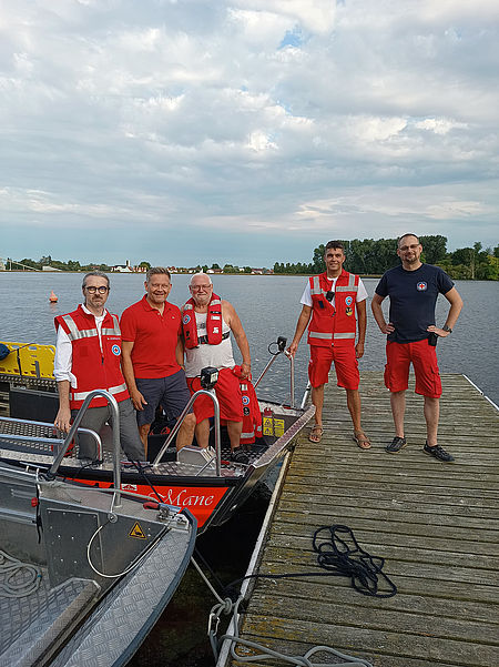 Das Foto zeigt die Inbetriebnahme des neuen Wasserwacht-Rettungsbootes mit 4 BRK-Kräften und dem Vorsitzenden Alfred Grob (MdL)